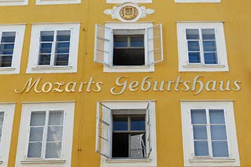 Escort Service Salzburg - Mozarts Geburtshaus mit einer Salzburger Escort besichtigen